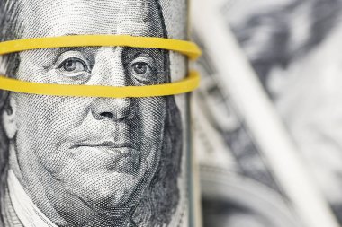 Amerikan doları yığınına yakın çekim 100 dolarlık banknotlar. 100 Amerikan doları banknotlardan arka plan. Finansal kavram