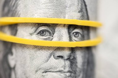 Benjamin Franklin'in 100 dolarlık banknottaki görünümü sakız ile vurgulandı