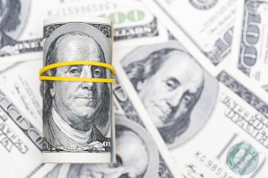 Amerikan doları yığınına yakın çekim 100 dolarlık banknotlar. 100 Amerikan doları banknotlardan arka plan. Finansal kavram