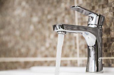 Banyoda akan su musluk. Açık Krom musluk lavabo