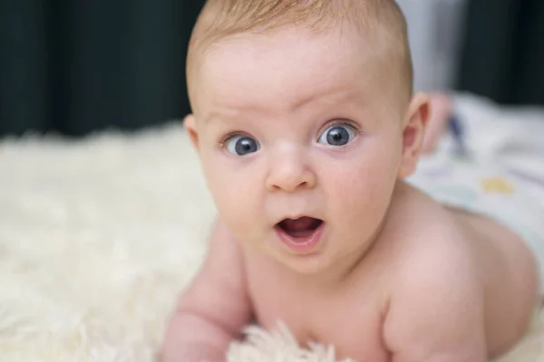 Bebé sobrecogido. Retrato para bebés recién nacidos con graciosa expresión facial conmovida. — Foto de Stock