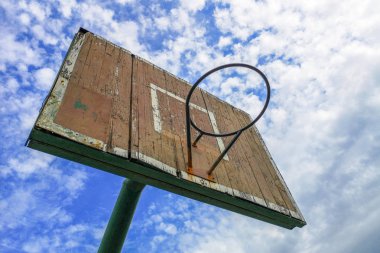 Gökyüzüne karşı eski sokak basketbol halkası. Mavi gökyüzüne karşı eski ahşap basketbol kalkanı. Kopyalama alanı