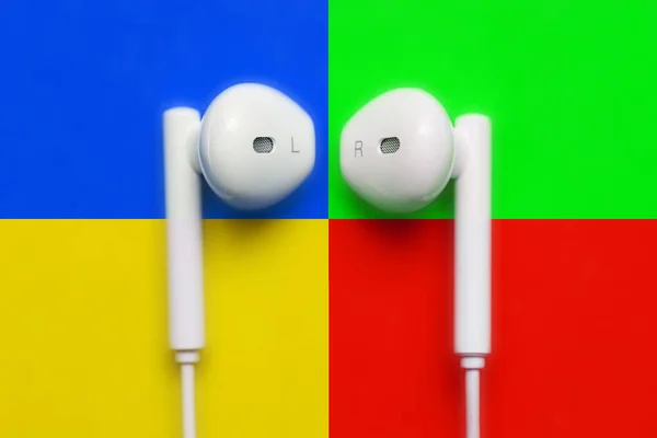 White headphones on colorful creative background. Trendy colorful photo. Top view — Stock Photo, Image