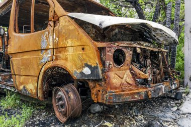 Yanmış araba. Araba kazasının sonuçları. Kundakçılıkyüzünden hasar görmüş. Yangından sonra makine