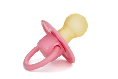 Ortodontik emzik beyaz üzerine izole edilmiş. Pembe bebeğin emzik beyaz arka plan üzerinde izole