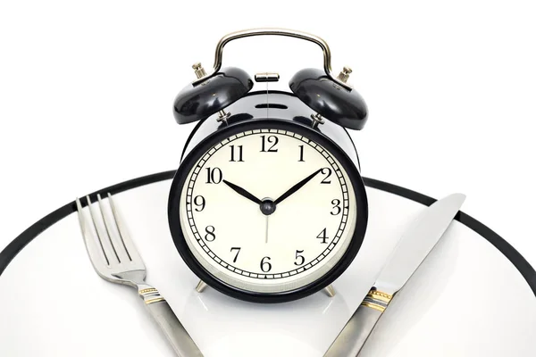 흰색 배경에 고립 된 접시에 포크와 칼 알람 시계. 먹을 시간입니다. 체중 감소 또는 다이어트 개념 — 스톡 사진