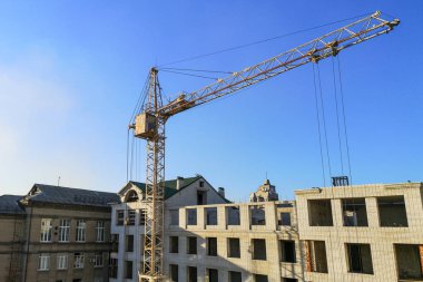 İnşaat aşamasında olan bina. Şantiye. Vinç binanın yanında. Şantiye üzerinde kendi kendine ereksiyon vinç