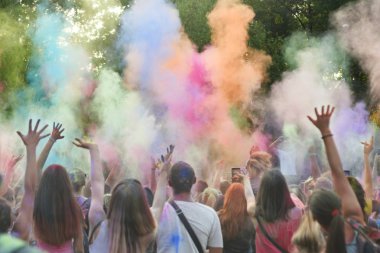 Renk Holi Festivali. Tozlar ve toz renkli boyalar Holi renkli festival. Renkli Pudra ile kaplı insanlar kutlamak ve dans sevinirler