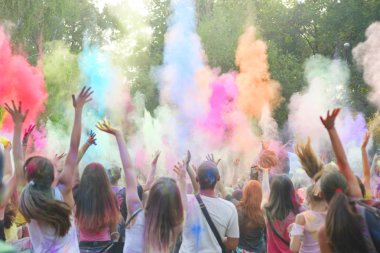 Renk Holi Festivali. Tozlar ve toz renkli boyalar Holi renkli festival. Renkli Pudra ile kaplı insanlar kutlamak ve dans sevinirler