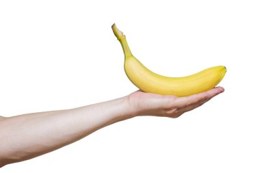Genç adamın eli güzel, taze, sarı bir muz tutuyor. Beyaz arka planda bir muz tutan erkek el