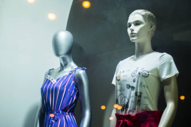 Vitrindeki mankenler. Giyinmiş mankenler ile butik pencere. Şık marka vitrin