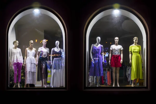 Mannequins w: shopfront. Okno Boutique z ubranych manekinów. Modny wyświetlacz okna marki — Zdjęcie stockowe