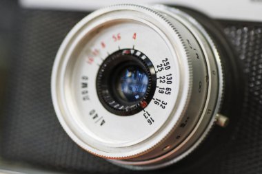 Vintage kamera lensi yakın çekim. Eski kamera lensinin yakın çekimi