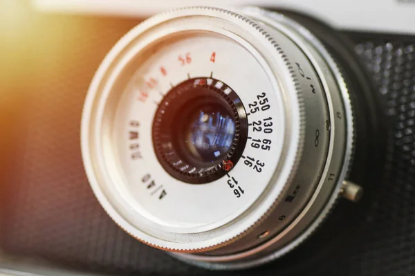 Lente de câmera vintage close-up. Fechar a foto da lente da câmera velha — Fotografia de Stock