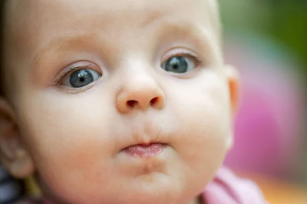 Retrato infantil. Cerrar la cara con ojos azules brillantes. Estimado bebé — Foto de Stock