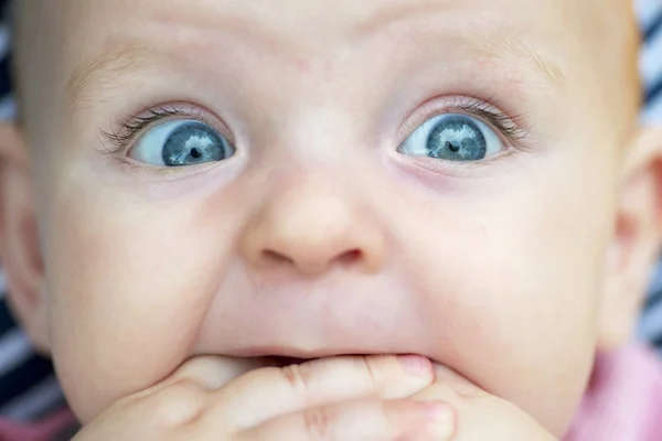 Retrato infantil. Cerrar la cara con ojos azules brillantes. Estimado bebé — Foto de Stock