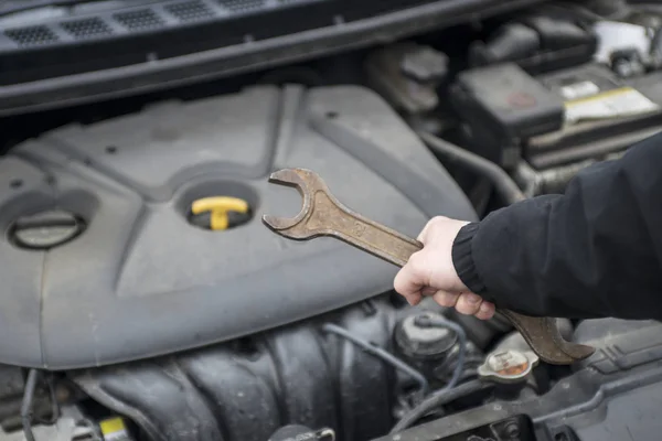 Profesyonel oto tamircisi tutan anahtarı niçin motor lu vagona bakım ını verebiyidir. Oto tamir garajı — Stok fotoğraf