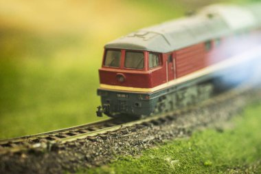 Raylar üzerinde oyuncak tren. Model demiryolu üzerinde tren modeli