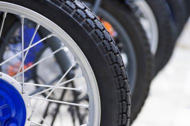 Sırada duran motosikletler yakın çekim. Motosiklet tekerleğine yakın
