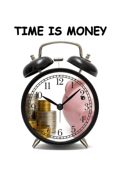 Wecker mit Sparschwein und Münzen auf weißem Hintergrund. Zeitmanagement. Zeit ist Geld — Stockfoto