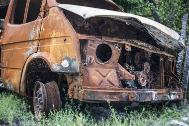 Yanmış araba. Araba kazasının sonuçları. Kundakçılıkyüzünden hasar görmüş. Yangından sonra makine