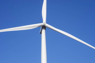 Rüzgar türbinleri mavi gökyüzü ile elektrik üreten. Alternatif enerji üreten Rüzgar türbininin kapatılması