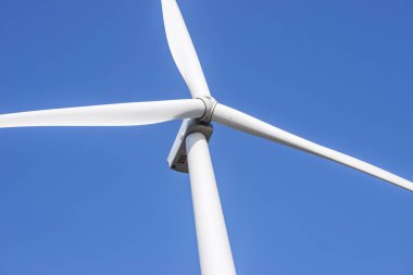 Rüzgar türbinleri mavi gökyüzü ile elektrik üreten. Alternatif enerji üreten Rüzgar türbininin kapatılması