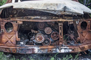 Yanmış araba. Araba kazasının sonuçları. Kundakçılıkyüzünden hasar görmüş. Yangından sonra makine