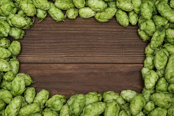 Fresh green hops on a wooden background. Green hop cones with wooden slate frame background — Stock Photo, Image