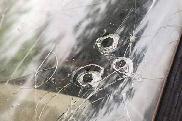 Pára-brisas do carro partido partido. Pára-brisas esmagado de um carro, vidro danificado — Fotografia de Stock