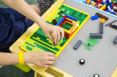 Çocuk bir çocuk tasarımcısıyla oynuyor. Çocuk oyun tasarımcısını oynuyor.