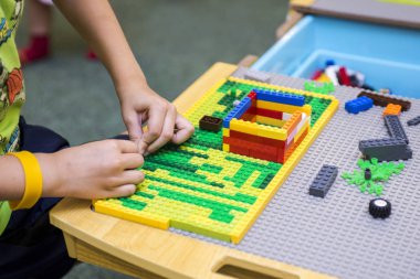 Çocuk bir çocuk tasarımcısıyla oynuyor. Çocuk oyun tasarımcısını oynuyor.