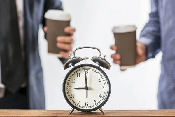 Due uomini che bevono caffè in carta portano via la tazza. Concetto di pausa caffè al lavoro — Foto Stock