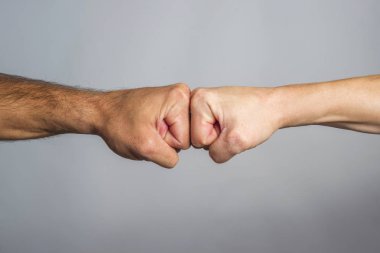 İki erkek yumruğu birbirine vuruyor. Yüzleşme, rekabet vs. kavramı