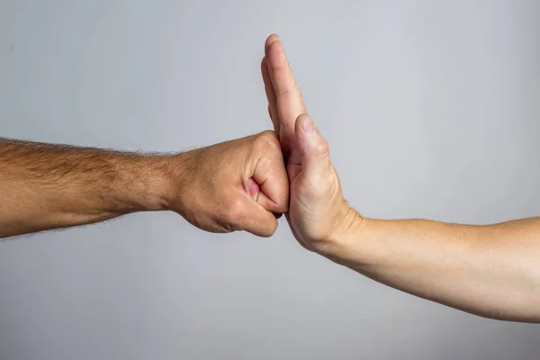 Avuç içi açıkken yumruğunu sıkmayı bırak. Yumruk ve avuç içi