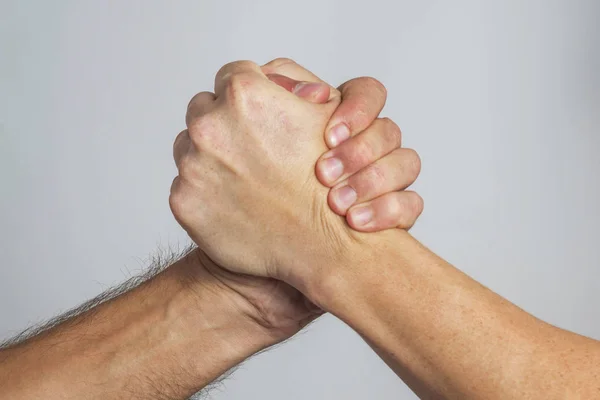 Lidé si potřásají rukama. Přátelský stisk ruky, přátelský pozdrav, týmová práce, přátelství — Stock fotografie