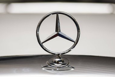 Zaporozhye, Ukrayna - Ekim 04, 2019: Siyah bir aracın kaputunda Mercedes Benz işareti, yakın plan. Metin için boşluk.