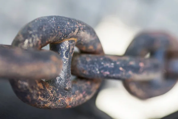 Old metal chains near the port. Stretched chains. Close up — Stock Photo, Image