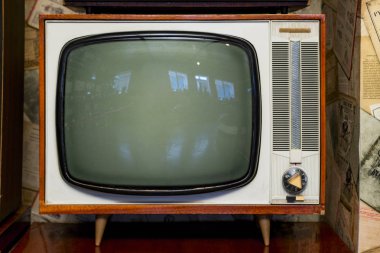 Dükkandaki klasik televizyon seti. Eski televizyon setleri elektrik mağazalarına yerleştiriliyor.