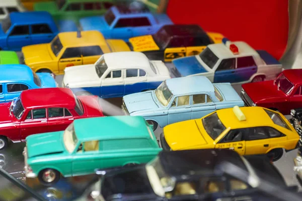 Rafta eski model araba koleksiyonu var. Dükkandaki renkli vintage araçların minyatürleri. Seçici odak