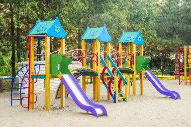 Kamu parkındaki renkli çocuklar için oyun alanı aktiviteleri. Modern çocuk parkı güvenli
