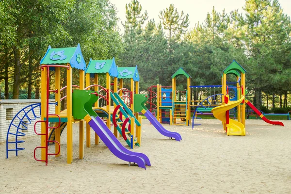Coloridas actividades infantiles en el parque público. Zona de juegos infantil moderna y segura —  Fotos de Stock