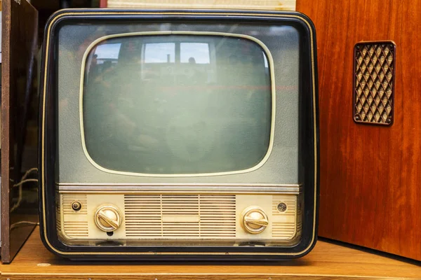 Vintage TV i butiken. Gamla tv-apparaten är placerad i elbutikerna — Stockfoto