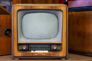 Dükkandaki klasik televizyon seti. Eski televizyon setleri elektrik mağazalarına yerleştiriliyor.