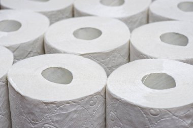 Tuvalet kağıdı ruloları. Bir sürü tuvalet kağıdı rulosu. Yumuşak hijyenik kağıt.