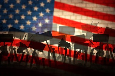 Amerikan bayraklarındaki protestocuların silueti. Kalabalık Protesto.