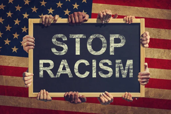 Багато Хто Тримає Прапор Текстом Припиніть Расизм Тлі Американського Прапора — стокове фото