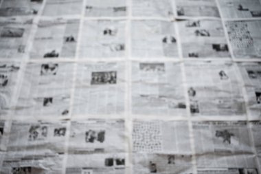 Yatay yüzeyde bir sürü gazete var. Arka plan dokusu, bulanık. Haber ve bilgi kavramı.