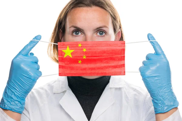 Egy Fiatal Doktornő Portréja Orvosi Védőmaszkkal Kína Zászlójának Képével Válság — Stock Fotó