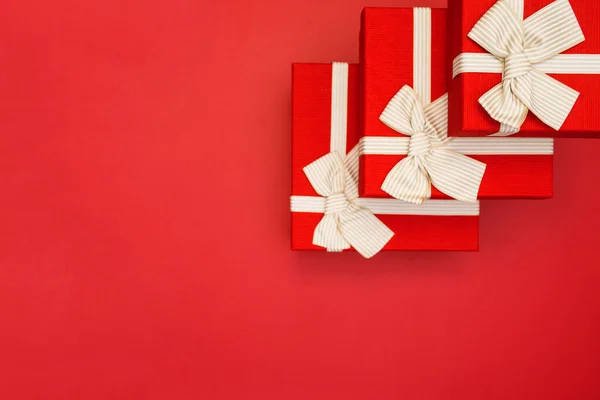 Cajas Regalo Rojas Sobre Fondo Rojo Cajas Regalo Atadas Con — Foto de Stock